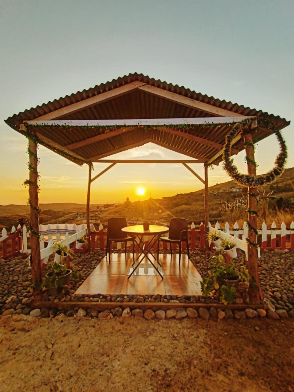 The Escapade Inn Черапунджи Екстериор снимка